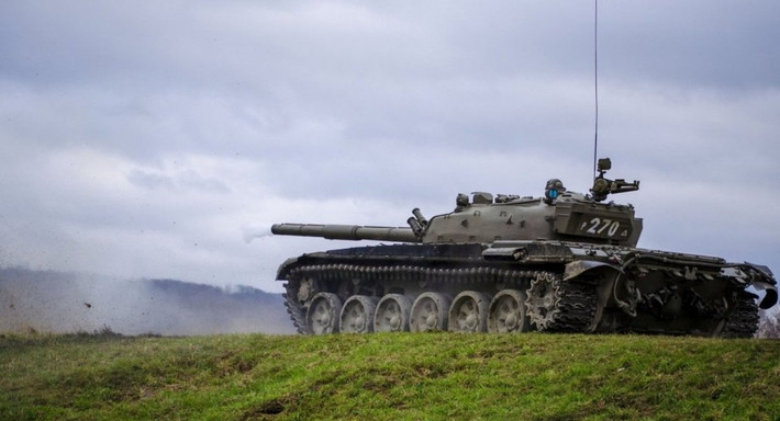 T-72 không thể cung cấp không gian rộng rãi cho kíp chiến đấu, thân của nó ngắn hơn 70 cm so với Leopard 2A4. Do nhẹ hơn 8 tấn, MBT Liên Xô có thể hoạt động với động cơ yếu hơn nhưng tốc độ chỉ thấp hơn một chút so với xe tăng Đức.