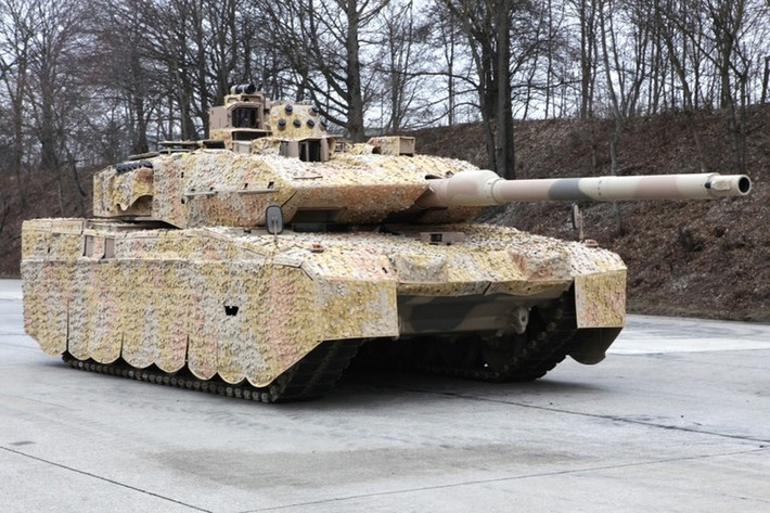 Theo thông lệ, người lính nạp đạn trên xe tăng Leopard 2 không chỉ có nhiệm vụ nói trên mà được đào tạo nâng cao để nếu cần thiết, có thể thay thế bất kỳ thành viên nào của kíp chiến đấu.