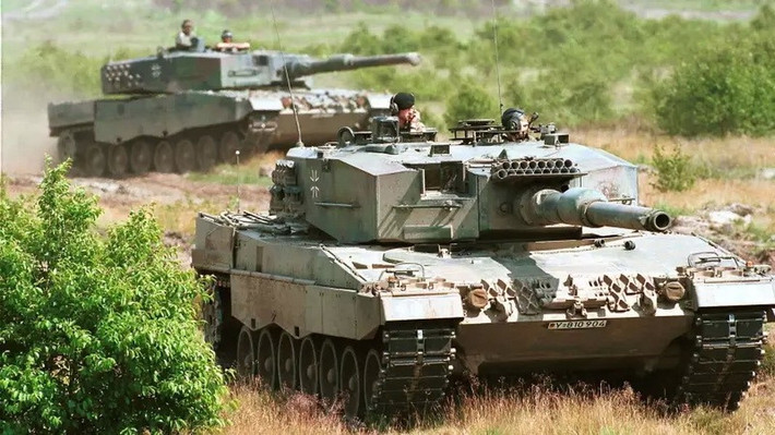 Theo quân nhân Slovakia, việc có thành viên thứ 4 trên xe tăng Leopard 2A4 mang lại một số lợi thế, điển hình như giúp kíp xe thực hiện công việc bảo trì cơ bản và sửa chữa đơn giản hơn nhiều bởi có thêm nhân lực.