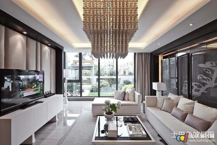 Cách hóa giải: Nên bố trí lại phòng cho hợp lý, cố gắng đừng để các phòng tiện ích khác trong nhà có không gian lớn hơn phòng khách. Ngoài ra, cũng có thể để không gian phòng khách thông với phòng ăn để tạo được khoảng không gian lớn hơn thực tế.