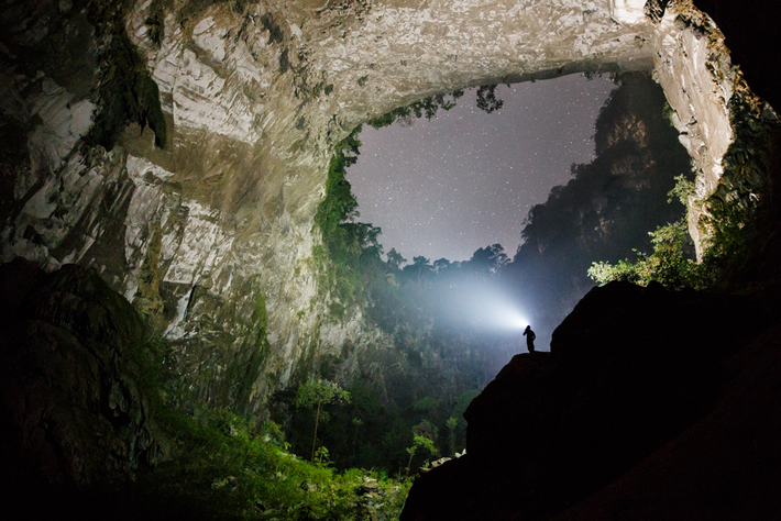 Phong Nha - Kẻ Bàng nổi tiếng với hệ thống hang động và các kiến tạo đá vôi cổ xưa, hình thành từ hơn 400 triệu năm trước. Đây là một trong những vùng các-xtơ lớn nhất thế giới, với khoảng 300 hang động đã được khám phá. Trong số đó, hang Sơn Đoòng được biết đến là hang động lớn nhất thế giới, với chiều dài hơn 5 km, cao 200 m và rộng 150 m.(Ảnh: Quang Binh Travel)