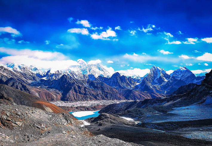 Khí hậu cũng có thể ảnh hưởng đến độ cao của Everest. Sự thay đổi khí hậu có thể làm thay đổi lượng tuyết và băng trên đỉnh núi, ảnh hưởng đến trọng lượng và áp lực trên bề mặt. Mặc dù tác động này nhỏ hơn so với các yếu tố địa chất, nó vẫn đóng góp vào sự biến đổi liên tục của Everest.(Ảnh: Sci.News)