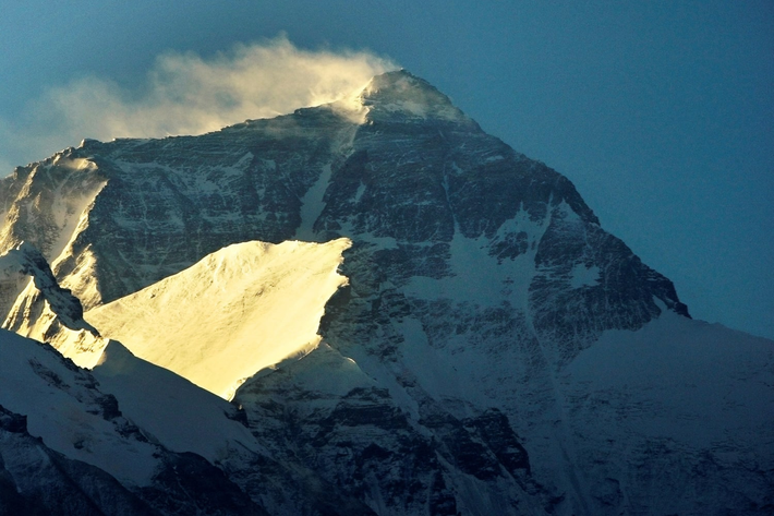 Everest không chỉ là một ngọn núi, mà còn là một minh chứng sống động cho sự biến đổi không ngừng của Trái Đất. Sự va chạm của các mảng kiến tạo, sự thay đổi trong hệ thống sông, hiện tượng phục hồi đẳng tĩnh và tác động của khí hậu đều góp phần làm tăng độ cao của Everest.(Ảnh: NBC News)