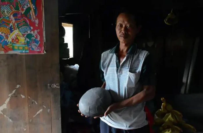 Dù làng Gulu chỉ có khoảng 20 hộ gia đình, nhưng đến nay họ đã lưu giữ được 68 viên trứng đá. Trong suốt cả ngày, người dân mang những viên trứng đá này ra ngoài, dùng chúng làm ghế ngồi và cho hàng xóm xem. Ban đêm, họ sẽ cất giữ lại để tránh bị mất.(Ảnh: Asia Wire)