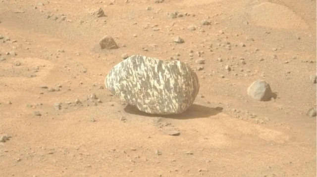 Tàu thám hiểm Perseverance của NASA gần đây đã phát hiện một vật thể kỳ lạ trong miệng hố Jezero trên Sao Hỏa, được đặt tên là “Lâu đài Freya”. (Ảnh: NASA)