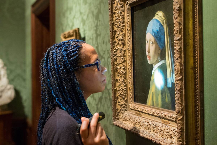 Vermeer là bậc thầy trong việc sử dụng ánh sáng và màu sắc. Trong bức tranh này, ông đã khéo léo sử dụng ánh sáng để làm nổi bật khuôn mặt và chiếc khuyên tai ngọc trai của cô gái. Sự tương phản giữa ánh sáng và bóng tối không chỉ tạo ra chiều sâu mà còn làm tăng thêm sự sống động cho bức tranh.(Ảnh: Mauritshuis)