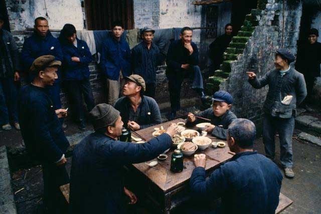 Một gia đình ở Quế Lâm ăn trưa ngoài sân. Ảnh Sina