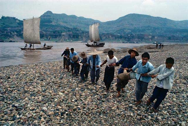 Các ngư dân cùng nhau kéo thuyền lên bờ ở Trùng Khánh. Ảnh Sina
