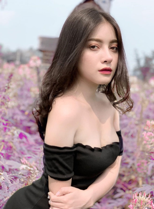 Meily Mia từng được so sánh với Hoa đán Địch Lệ Nhiệt Ba nhờ sở hữu vẻ đẹp khác lạ.