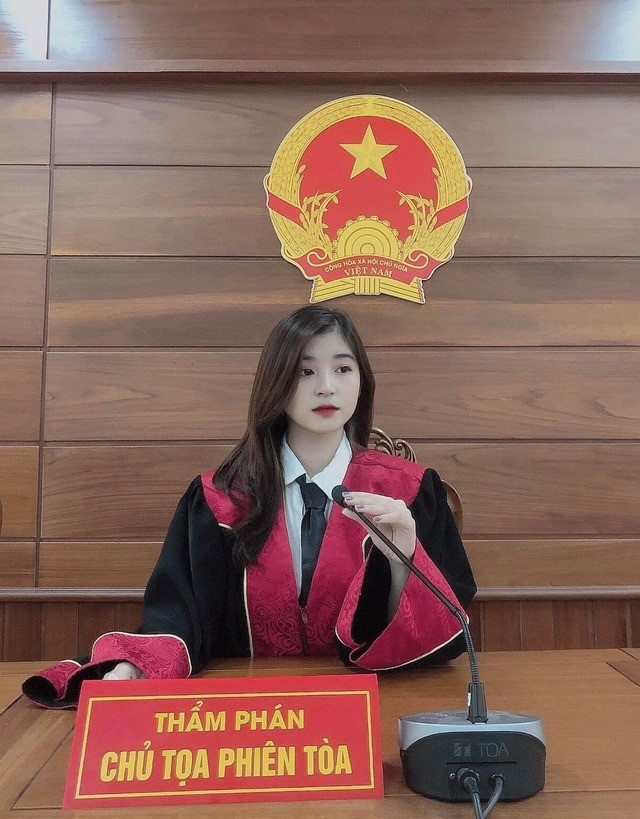 Mới đây trên mạng xã hội bất ngờ xuất hiện hình ảnh một cô gái với gương mặt thanh tú, xinh đẹp diện trang phục thẩm phán ngồi tại tòa án. Vẻ đẹp thanh thoát, khí chất đỉnh cao của cô nàng khiến ai nấy đều xuýt xoa.