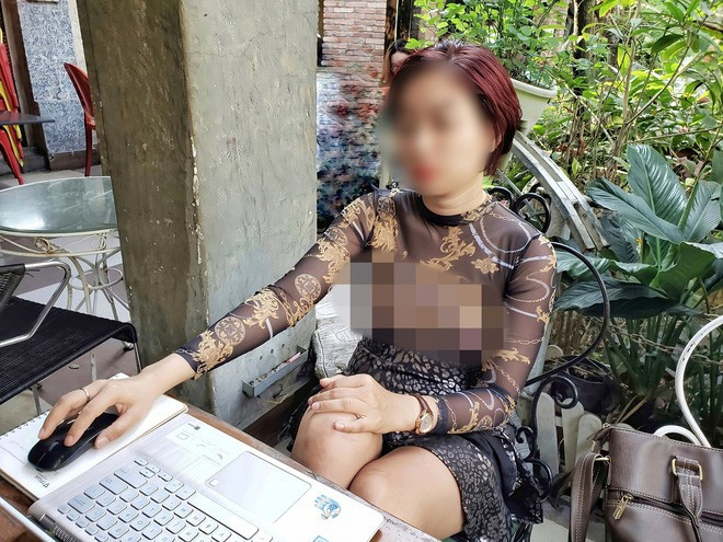 Dẫu đây là thói quen của người phụ nữ này đi chăng nữa thì cũng thật khó để chấp nhận hình ảnh phản cảm như vậy xuất hiện nơi công cộng. Ảnh: Tổng hợp
