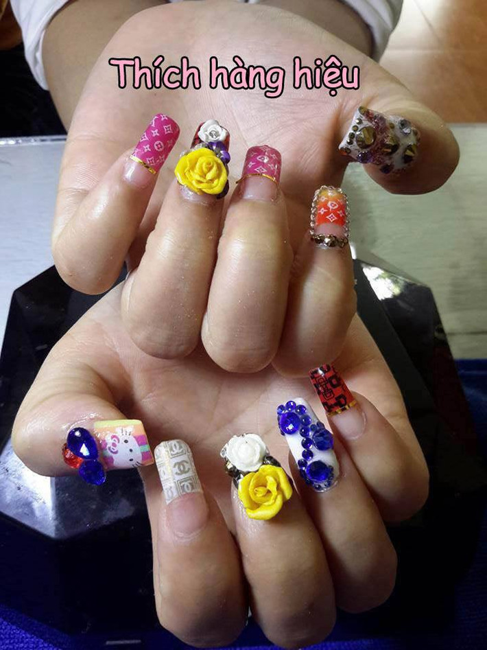 Thời gian gần đây, xu hướng khoe mẫu nail chơi Tết bỗng chốc trở nên rầm rộ tại các hội nhóm kín trên mạng xã hội.