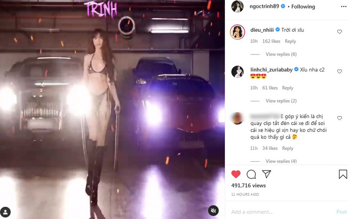 Là người đầu tiên "đu trend", nữ hoàng nội y Ngọc Trinh còn chơi trội bằng cách diện bikini và dắt hẳn 2 chiếc xe tiền tỷ. Video bắt trend của nàng chân dài đã nhận được hàng ngàn lượt thả tim từ cư dân mạng.