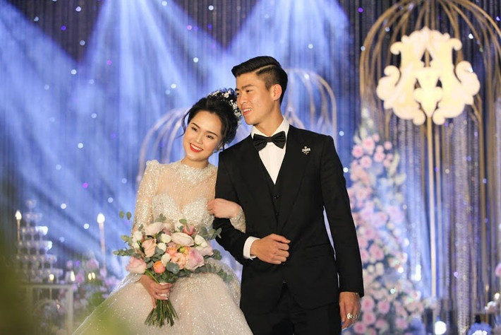 Váy cưới của cô dâu Quỳnh Anh diện trong ngày trọng đại có giá hơn 1 tỷ đồng. Phần cổ áo đính kết 1.000 viên Swarovski nhập từ Áo, tổng số hạt đá pha lê đính trên thân váy là 8.000 viên làm chiếc váy thêm phần đắt đỏ.