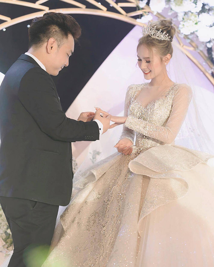 Đám cưới đình đám của cặp đôi streamer giàu nhất Việt Nam - Xemesis và hot girl Xoài Non cũng gây chú ý mới đây với độ chịu chi cực "khủng".