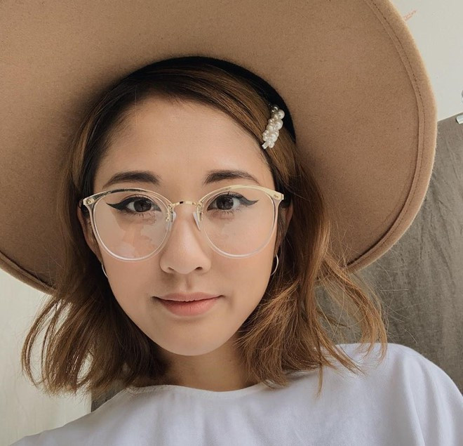 Được biết, Julia từng là thực tập sinh của tạp chí Elle và sở hữu một trang blog riêng chuyên về mảng fashion. Cô nàng luôn gây ấn tượng với phong cách thời tối giản (thường sử dụng màu đen, trắng) nhưng không kém phần sang chảnh và thời thượng.