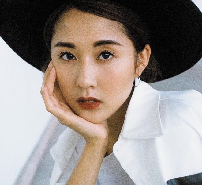 Ngoài là fashionista nổi tiếng, rich kid Julia Đoàn (sinh năm 1992) còn sở hữu một thương hiệu phụ kiện đắt khách ở Hà Nội và TP.HCM. Cô sinh ra và lớn lên ở Đức, sau đó về Việt Nam kinh doanh, lập nghiệp.