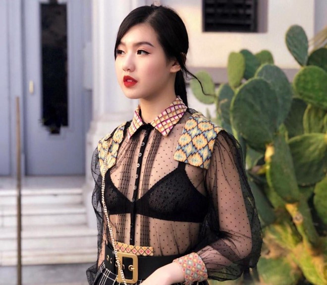 Những bức ảnh khoe “mặt đẹp dáng xinh” cùng những siêu xe và bộ cánh đắt tiền của cô luôn gây bão mạng xã hội.