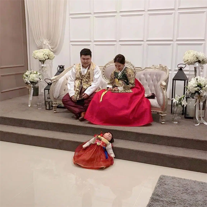 Em bé má bánh bao là biệt danh mà các chị mẹ dùng để gọi Jin Miran – cô bé dễ thương đến từ Hàn Quốc. Hình ảnh ghi lại gương mặt mệt mỏi không cảm xúc của cô bé trong buổi chụp ảnh gia đình khiến người xem không thể nhịn cười.