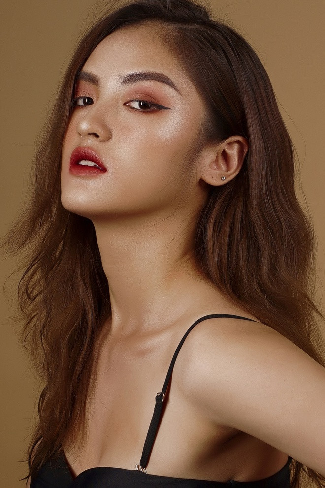 Hoa khôi ĐH Ngoại thương vừa qua tham gia cuộc thi Hoa hậu Việt Nam, cô nàng luôn tỏ ra tự tin, bản lĩnh, giữ vững phong độ dù chiều cao có phần lép vế so với các thí sinh khác.