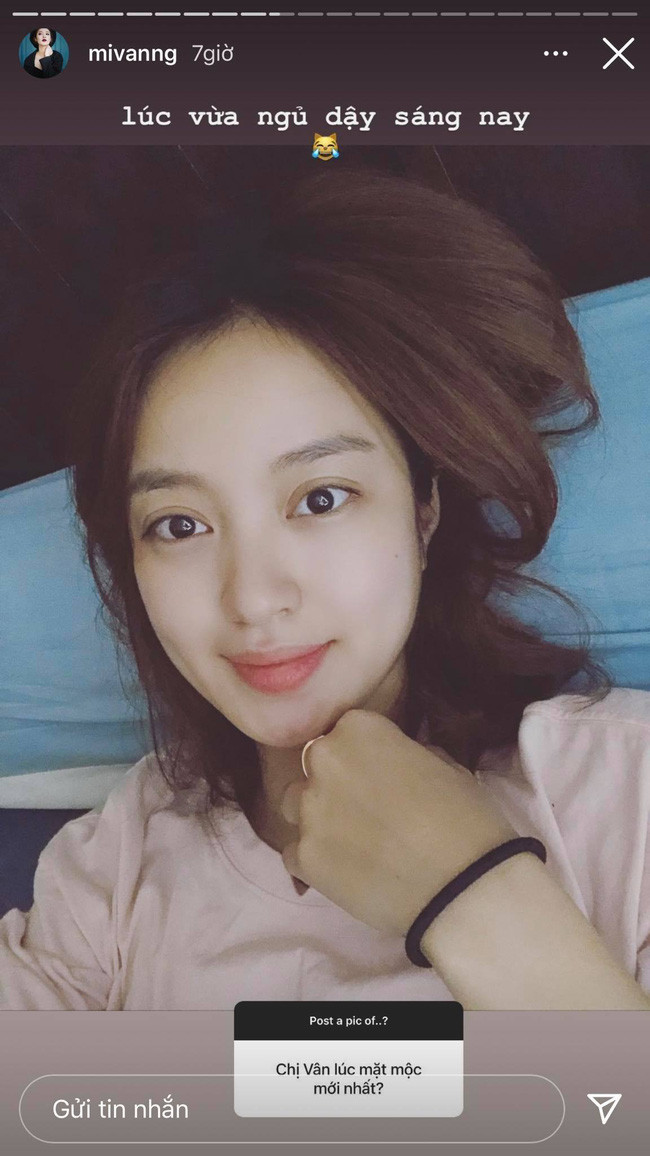Chuyện là cô nàng tổ chức Q&A bằng ảnh, khi được fan yêu cầu: "Chị Vân lúc mặt mộc mới nhất?", cô nàng nhanh chóng đáp lễ với bức ảnh mặt mộc "lúc vừa ngủ dậy sáng nay".