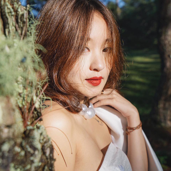 Là một trong những hot girl đời đầu khá nổi tiếng từ những năm 2005 - 2006, có lẽ cái tên Mi Vân đã không còn xa lạ đối với nhiều bạn trẻ. Tuy đã là bà mẹ hai con nhưng khoảnh khắc khuôn mặt mộc của cựu hot girl khi vừa mới ngủ dậy dưới đây đã thực sự gây ngỡ ngàng cho tất cả cư dân mạng.