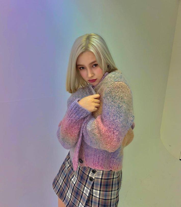 Nancy là ca sĩ, hot girl sinh năm 2000 nổi đình đám trên mạng xã hội.