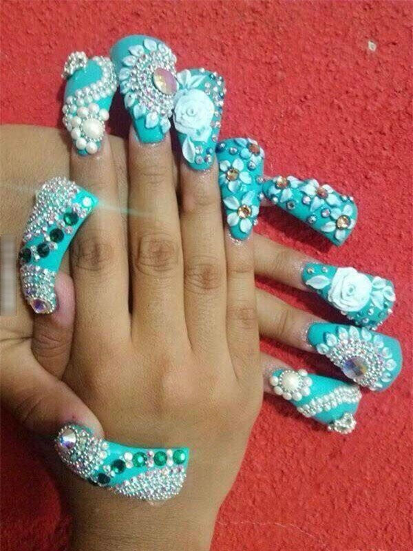 Những mẫu nail để thể hiện đẳng cấp của chủ nhân đã không còn quá xa lạ, bên cạnh đó nhiều chị em còn chơi lớn tân trang nhan sắc bằng những bộ nail khiến cư dân mạng "choáng váng" bởi độ rườm rà của nó.