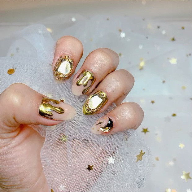Ngoài việc trầm trồ về bộ nail "quý tộc" này, hội chị em cũng thi nhau chia sẻ những mẫu khác trông "nhiều tiền" không kém.