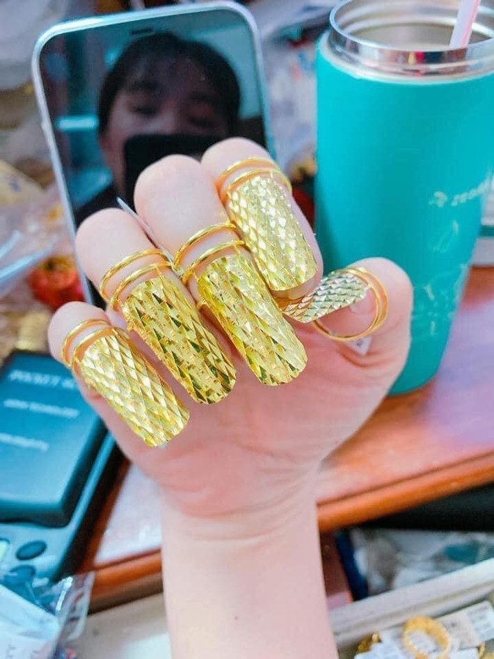 Đặc biệt, chất liệu làm nên bộ nail này không phải là sơn móng tay thường thấy, mà nó được dát vàng 9999.