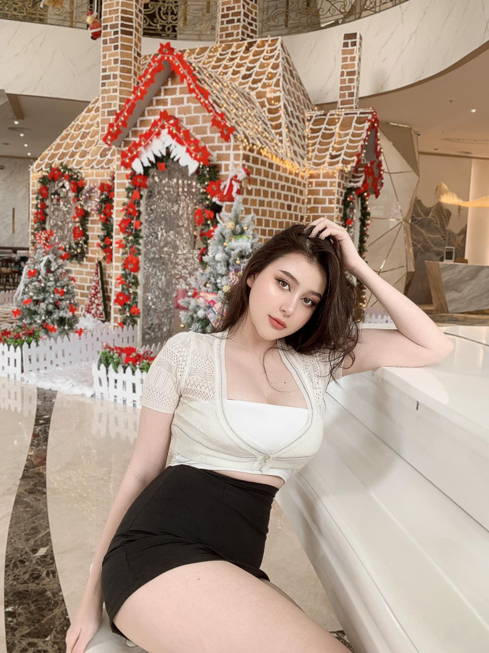 Theo tiết lộ của cộng đồng mạng, Nhật Anh khá đam mê với môn thể thao vua. Hot girl thường xem các trận đấu của ĐT Việt Nam và thích hòa cùng không khí cuồng nhiệt chung của người hâm mộ khắp cả nước. Ảnh: FBNV