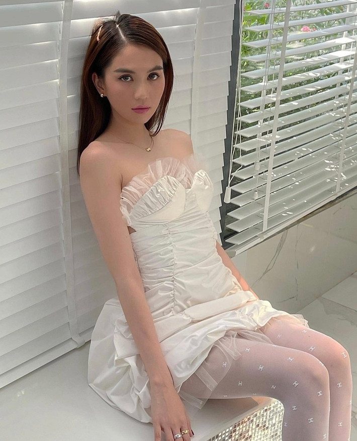 Hoá thân như một con thiên nga trắng, người đẹp gốc Trà Vinh đã làm toát lên vẻ đẹp kiêu sa, lộng lẫy mặc dù chỉ chụp đơn giản trong phòng tắm.