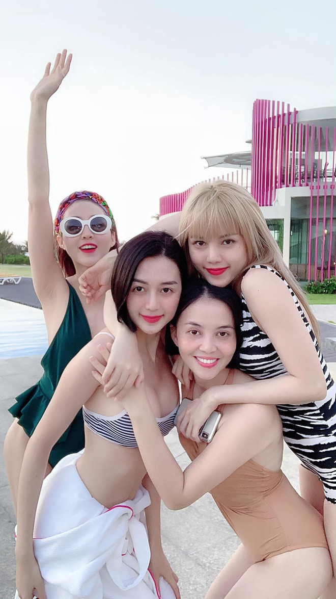 Gia đình Thiều Bảo Trâm có bốn chị em sở hữu body và nhan sắc nổi bật cùng gu thời trang sành điệu.