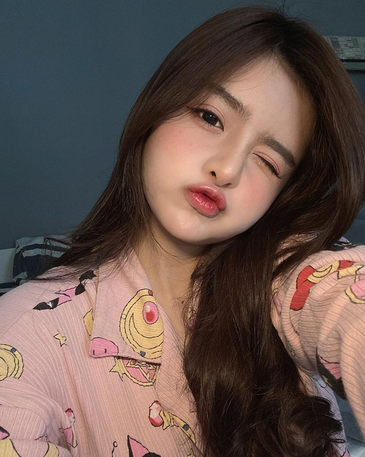 Gương mặt đậm chất Hàn Quốc, nước da trắng mịn, khuôn mặt baby và nét biểu cảm dễ thương của An Dâu được nhiều người ví như búp bê barbie phiên bản Việt.