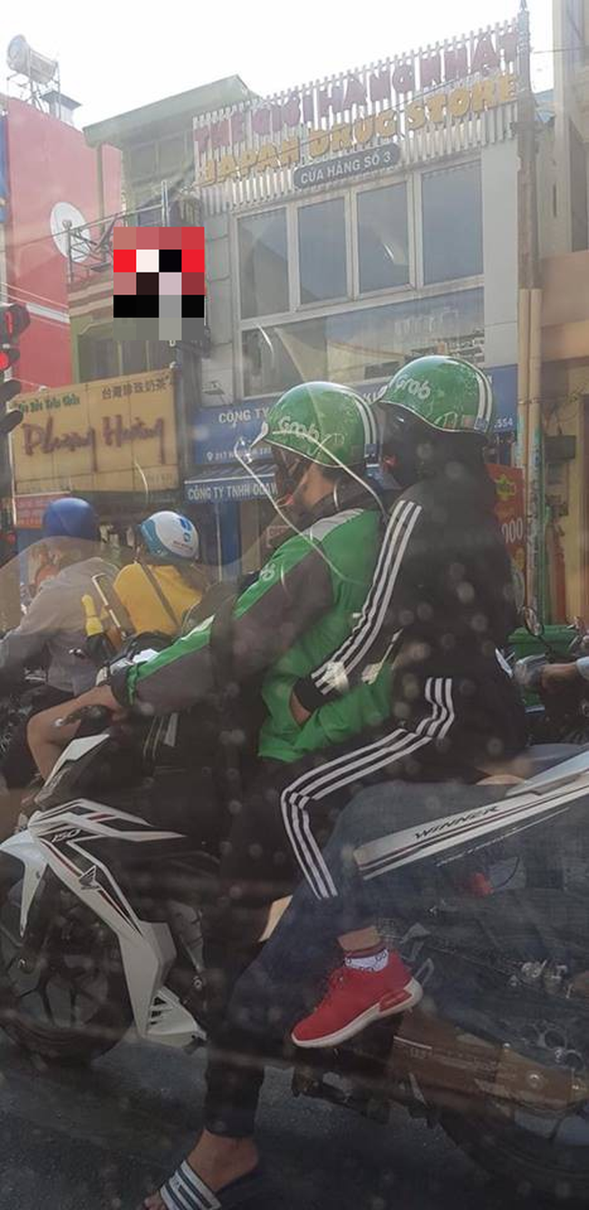 Ảnh chụp một anh chàng tài xế Grabbike chở vị khách nữ với hành động thân mật được phát tán gần đây.