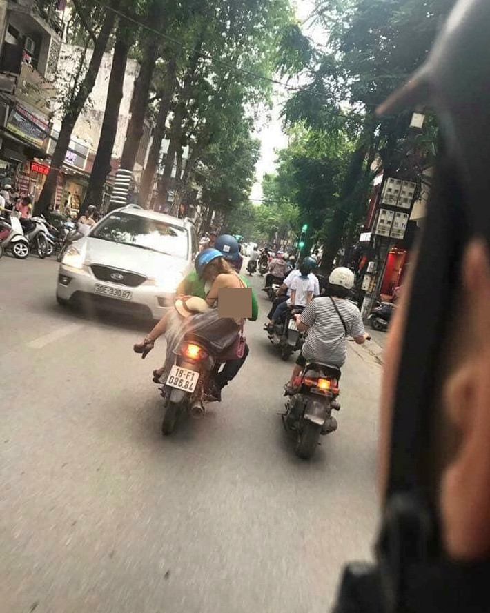 Người thì cho rằng đây có thể là người yêu anh chàng này vì trông họ khá tình cảm.