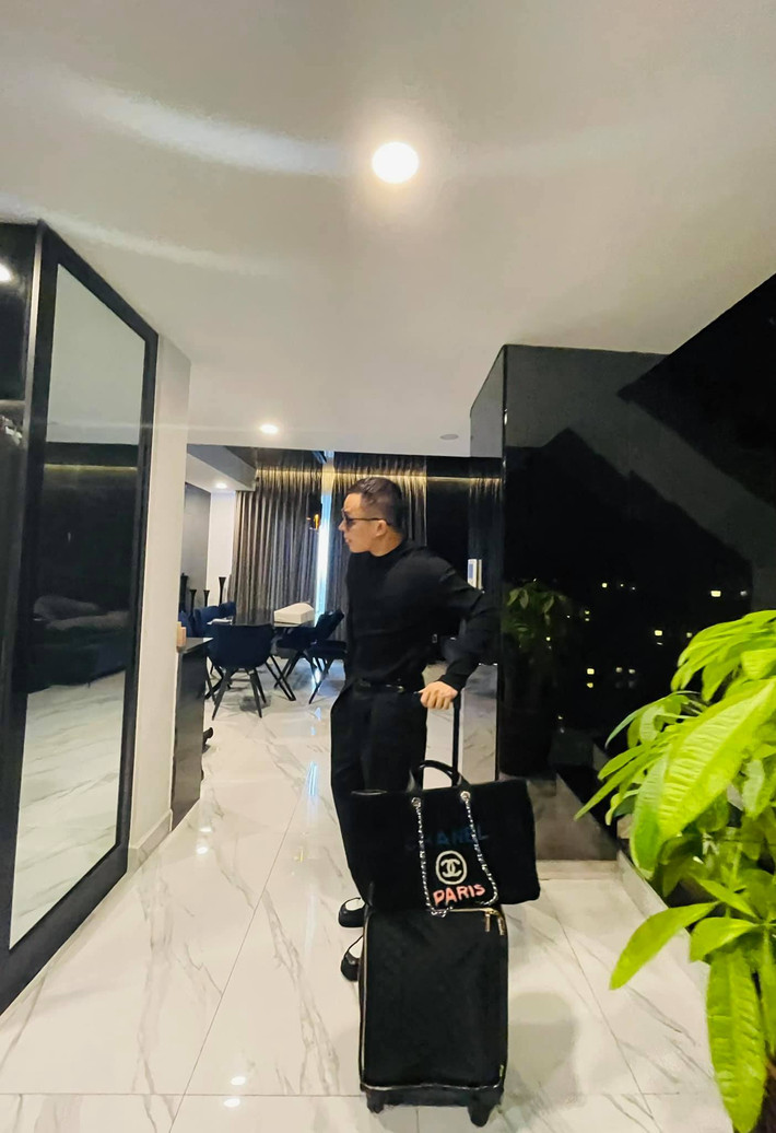 Rất may, lần này, khi “lục” lại lịch trình trên trang cá nhân Facebook và Instagram của Vũ Khắc Tiệp, người ta không còn thấy anh check-in tại Hải Dương hay Quảng Ninh trong thời gian gần đây.