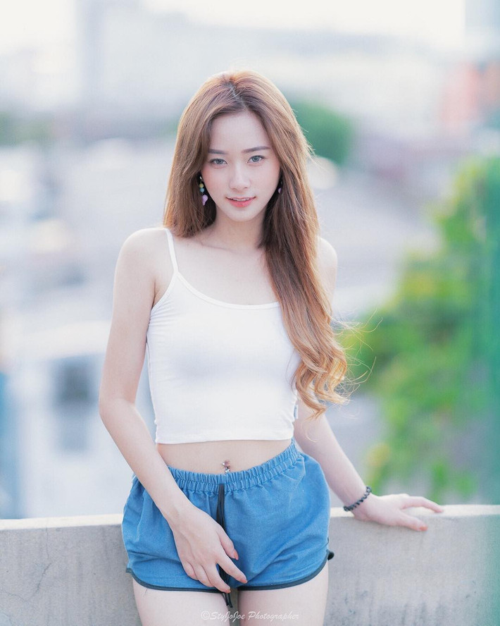 Methmutha chính là nàng hot girl đang khiến hàng vạn anh lụi tim với những shot hình siêu xinh. Cô nàng sinh năm 1997 và hiện đang là sinh viên trường Đại học Bangkok.