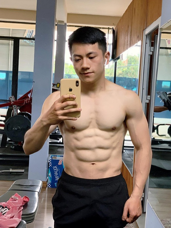 Minh Trung còn gây ấn tượng bởi thân hình săn chắc, chuẩn 6 múi khiến bao người mê mệt.