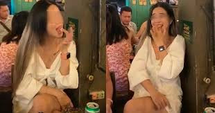 Giữa tháng 7/2020, một đoạn clip ghi lại cảnh cô gái trẻ vô tư quẹt mút bánh kem của nhóm bạn bàn bên cạnh làm “dậy sóng” cộng đồng mạng.