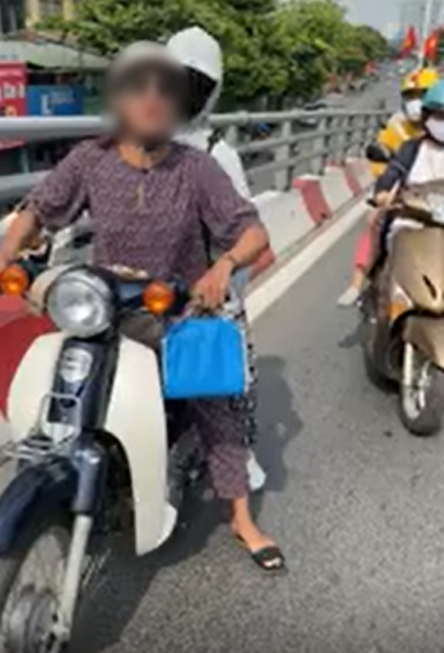 Nhặt đồ của người khác rồi tự nhận là của mình, dù bị vạch trần, nhân vật này vẫn nhất quyết không chịu trả đồ. Sau một hồi cãi cọ, người phụ nữ này đã quăng chiếc túi sang bên kia đường rồi bỏ đi, kèm theo nhiều lời mắng chửi.