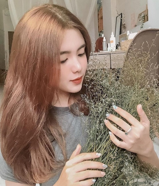 Trang QQ của Trung Quốc đưa tin về Hoàng Anh với chủ đề: "Cô nữ sinh phổ thông xinh đẹp bị chụp lén".