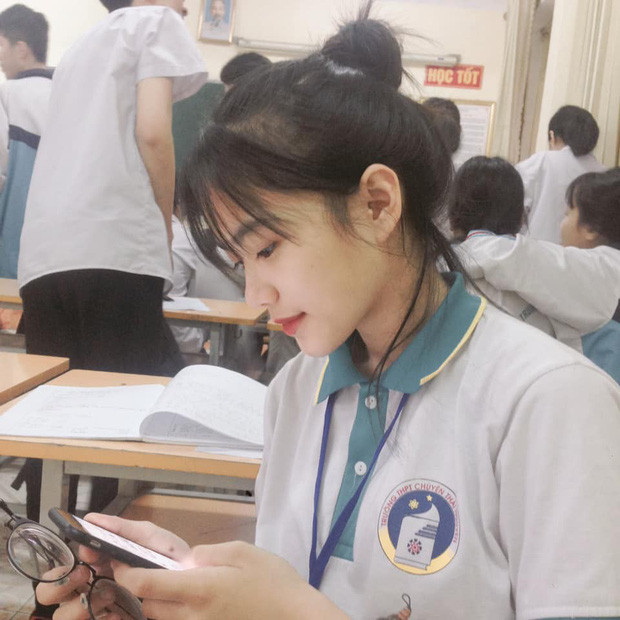 Nữ sinh Tạ Ngọc Huyền Trang sinh năm 2002, cựu học sinh chuyên Địa K29 trường THPT Chuyên Thái Nguyên bỗng nổi đình nổi đám chỉ sau bức ảnh chụp lén.