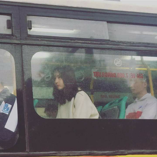 Gái xinh ngồi trên xe bus đến trường trong tấm ảnh chụp lén này là người từng được cư dân mạng xin info rần rần trên MXH.