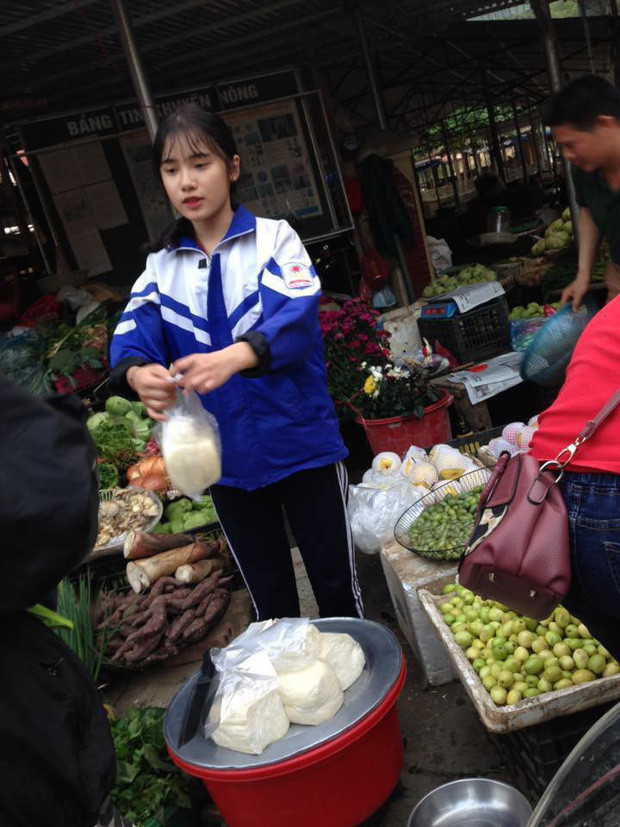 "Hot girl bán đậu phụ" trong bức ảnh là Trần Thanh Thảo (17 tuổi, quê gốc ở Hải Phòng) đang theo học tại trường THPT Số 2 Bắc Hà, Lào Cai.