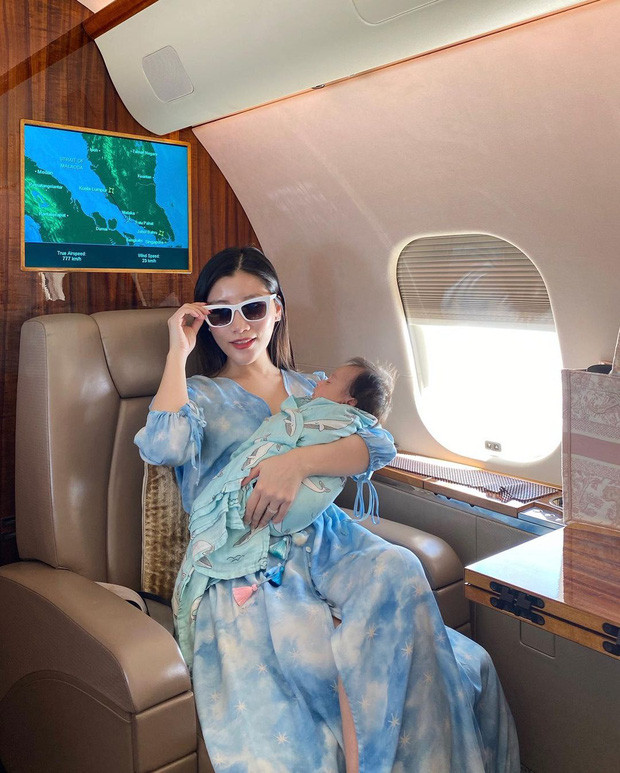 Cuộc sống của ái nữ Chryseis Tan sau 3 năm kết hôn ngày càng viên mãn hơn. Cô hưởng thụ cuộc sống giàu sang bên cạnh chồng con bằng những chuyến nghỉ dưỡng đắt đỏ.