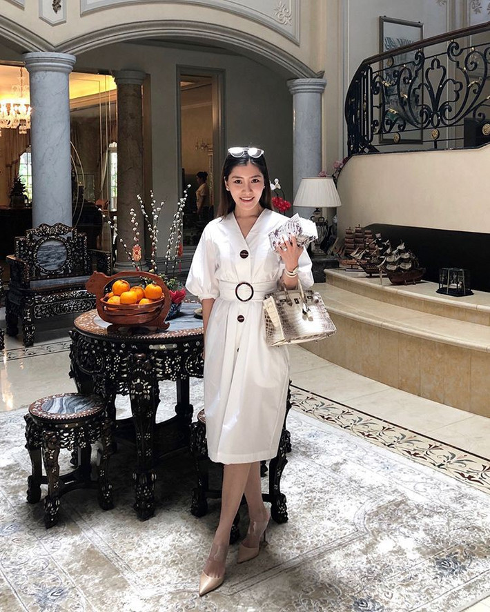 Trước khi lấy chồng, thiên kim tiểu thư nổi tiếng với cuộc sống xa hoa đáng mơ ước. Cô được mệnh danh là ''ái nữ hàng hiệu'' khi có tủ đồ tràn ngập những bộ cánh và phụ kiện đắt tiền.
