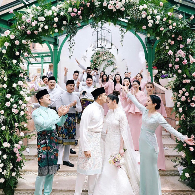 Đến năm 2018, Chryseis Tan tuyên bố kết hôn với Faliq Nasimuddin – người thừa kế của tập đoàn tư nhân lớn nhất Malaysia. Cặp đôi này được đánh giá xứng đôi vừa lứa về ngoại hình lẫn gia thế. Đám cưới của họ nổi tiếng với mức độ xa xỉ không ai sánh bằng.