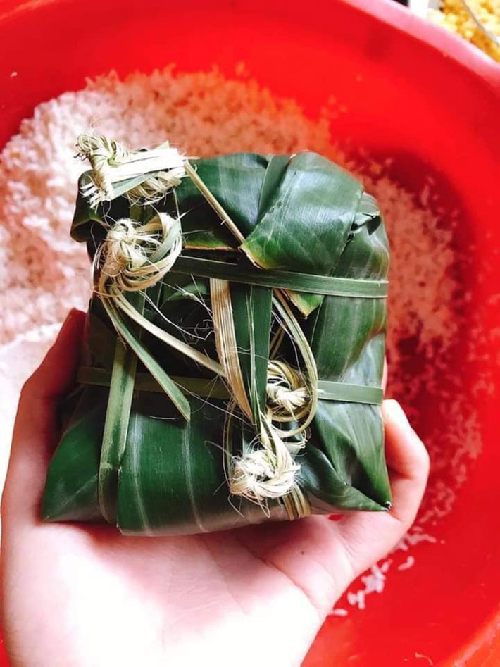Gói bánh chưng là một nghệ thuật, nếu người gói bánh chưng mà không phải một nghệ sĩ, mà cũng không có hoa tay thì Tết "toang" sớm. Chiếc bánh chưng có hình tròn hoặc hình vuông truyền thống bỗng trở thành một hình dạng vô cùng khó hiểu.