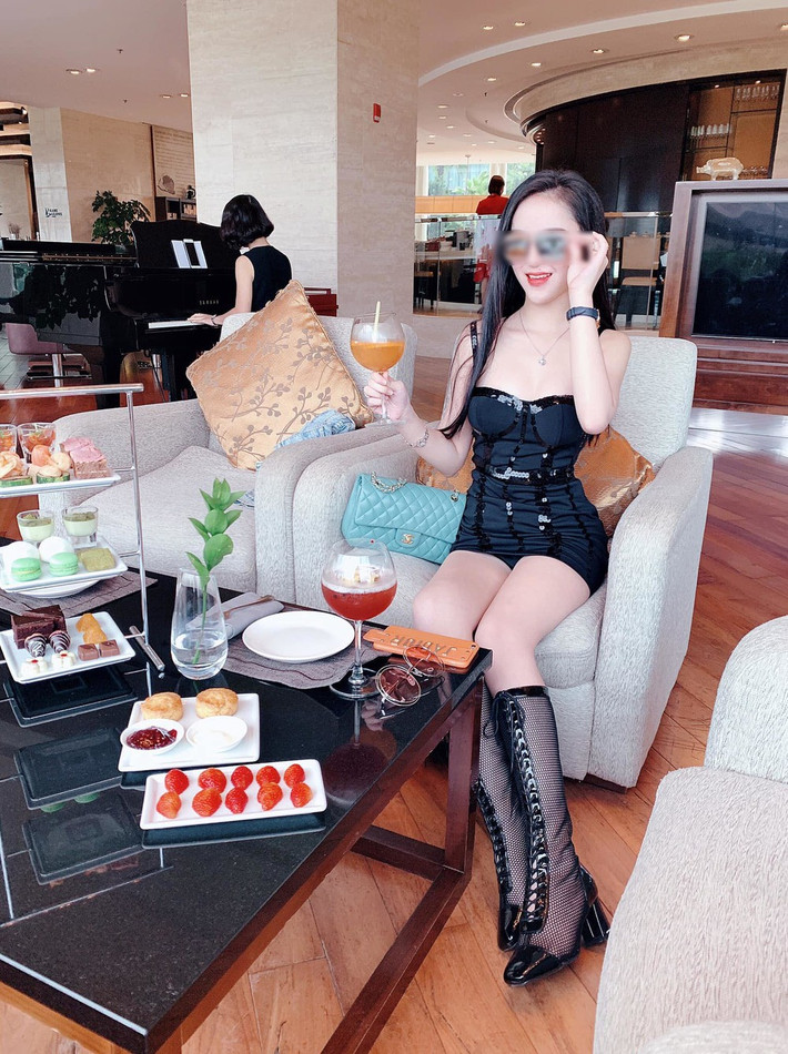 Ngay thời điểm vụ đánh ghen đang diễn ra và gây xôn xao dư luận, cư dân mạng đã lùng ra danh tính của M.N. Từ hình ảnh trên trang cá nhân cho thấy, cô gái này sở hữu nhan sắc xinh đẹp, body nóng bỏng cùng phong cách thời trang gợi cảm.